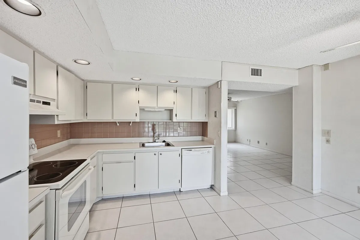 Unit 219 photo 4