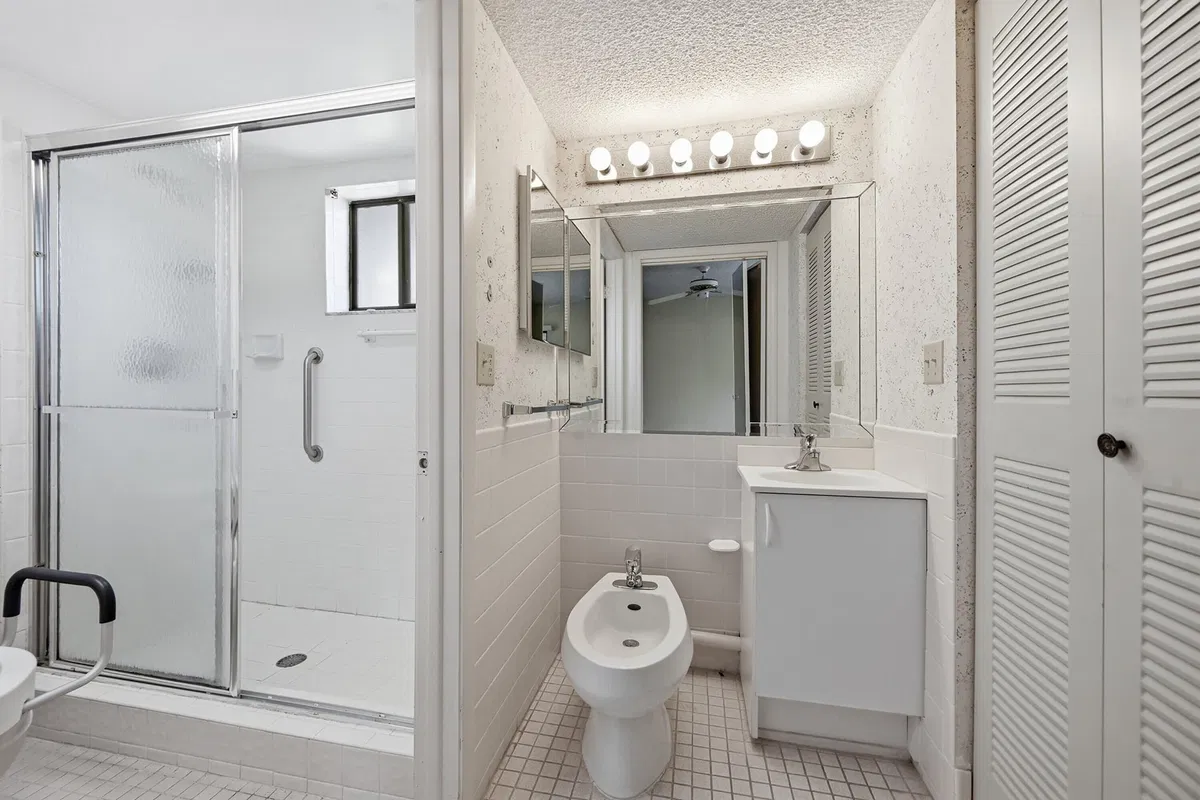Unit 219 photo 13