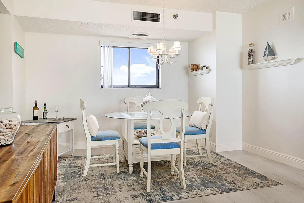 Unit 1003 photo 7