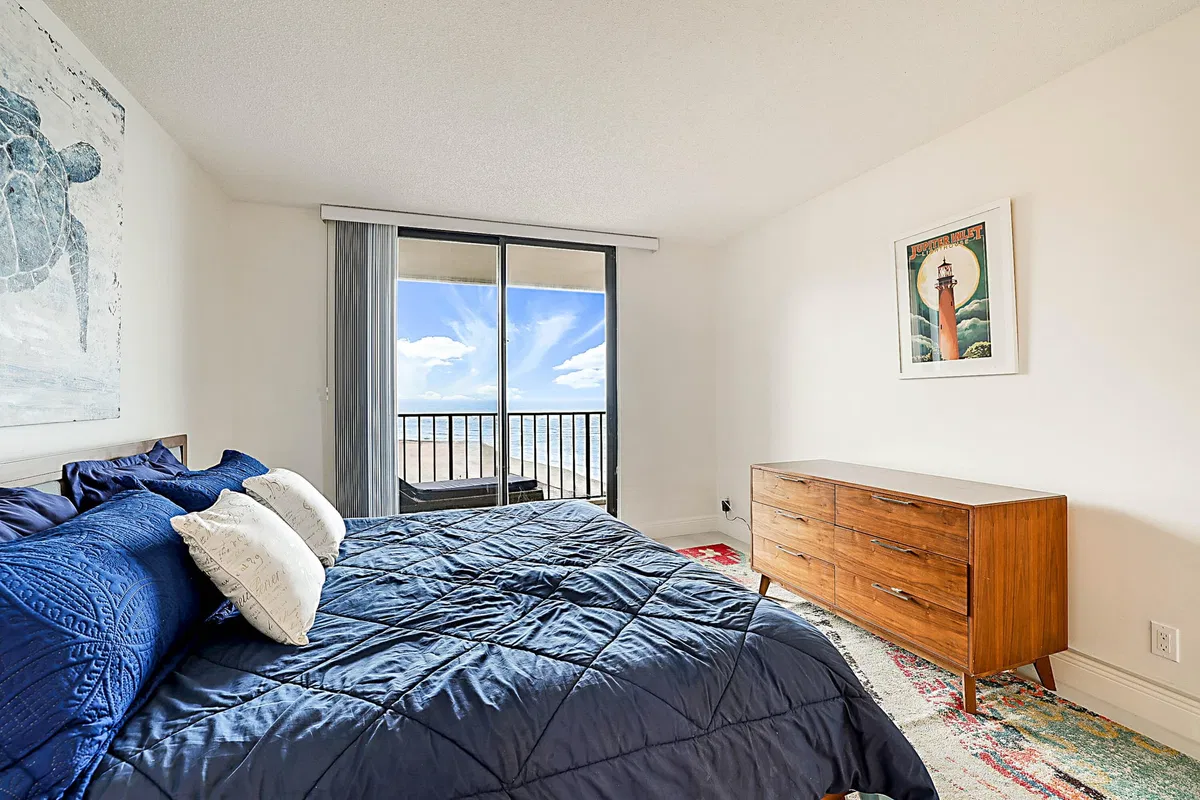 Unit 1003 photo 16