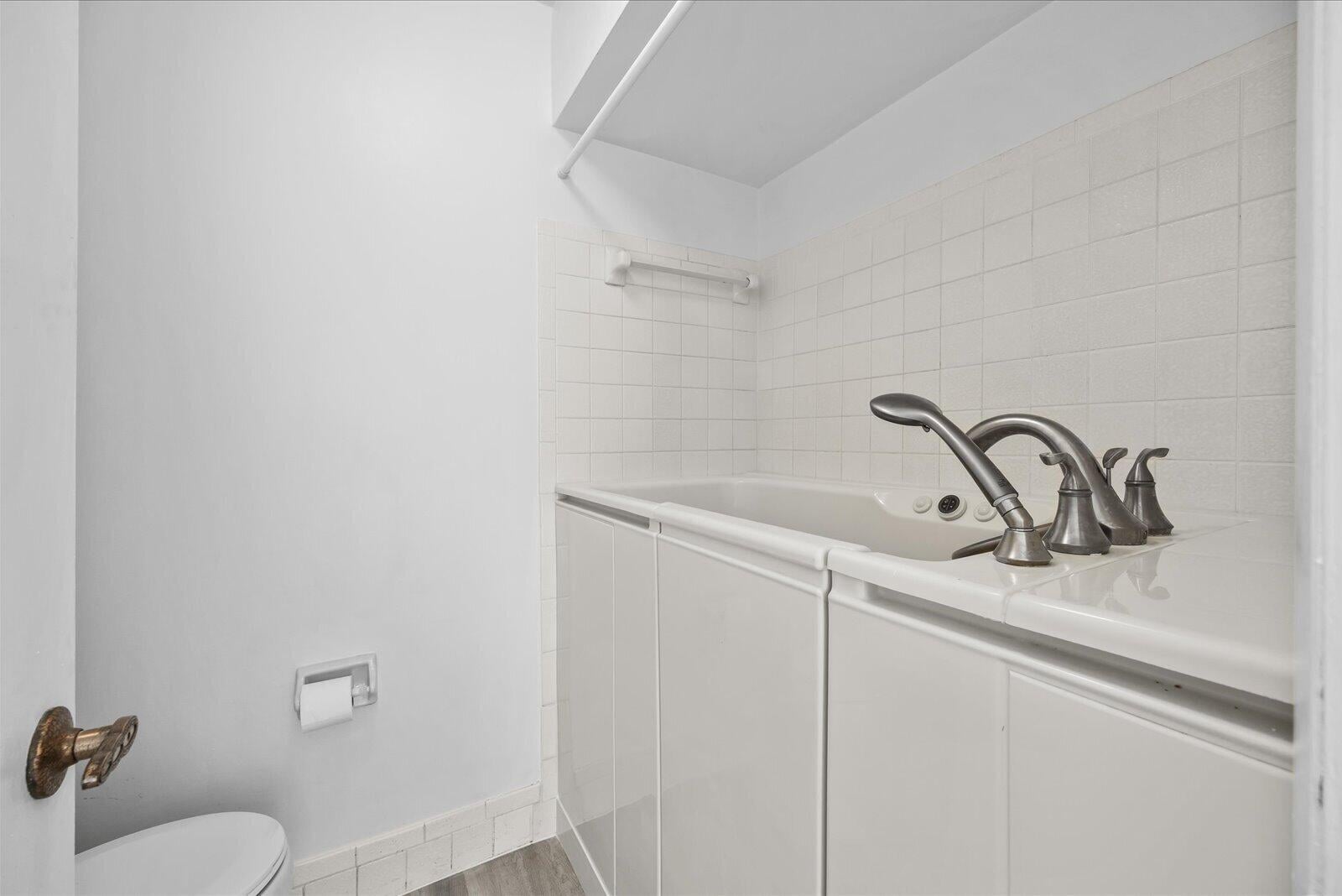 Unit B photo 19