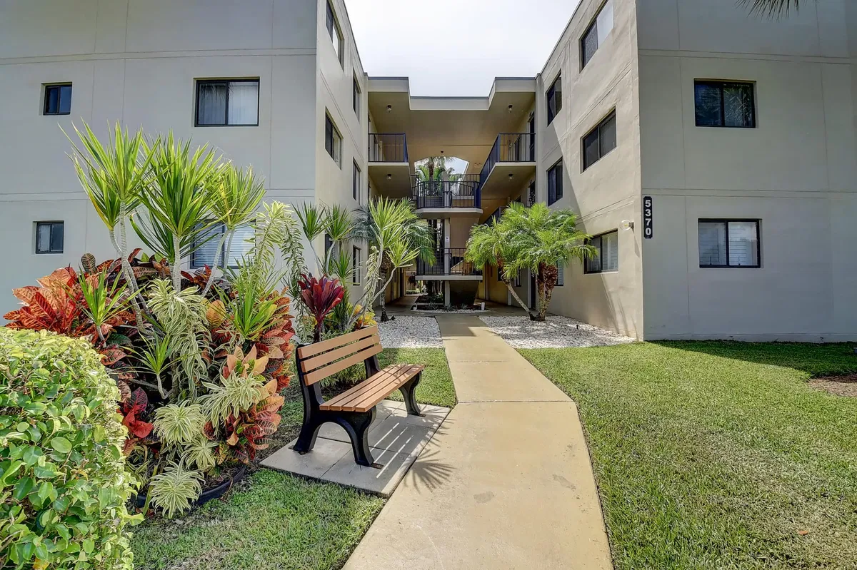 Unit 324 photo 4