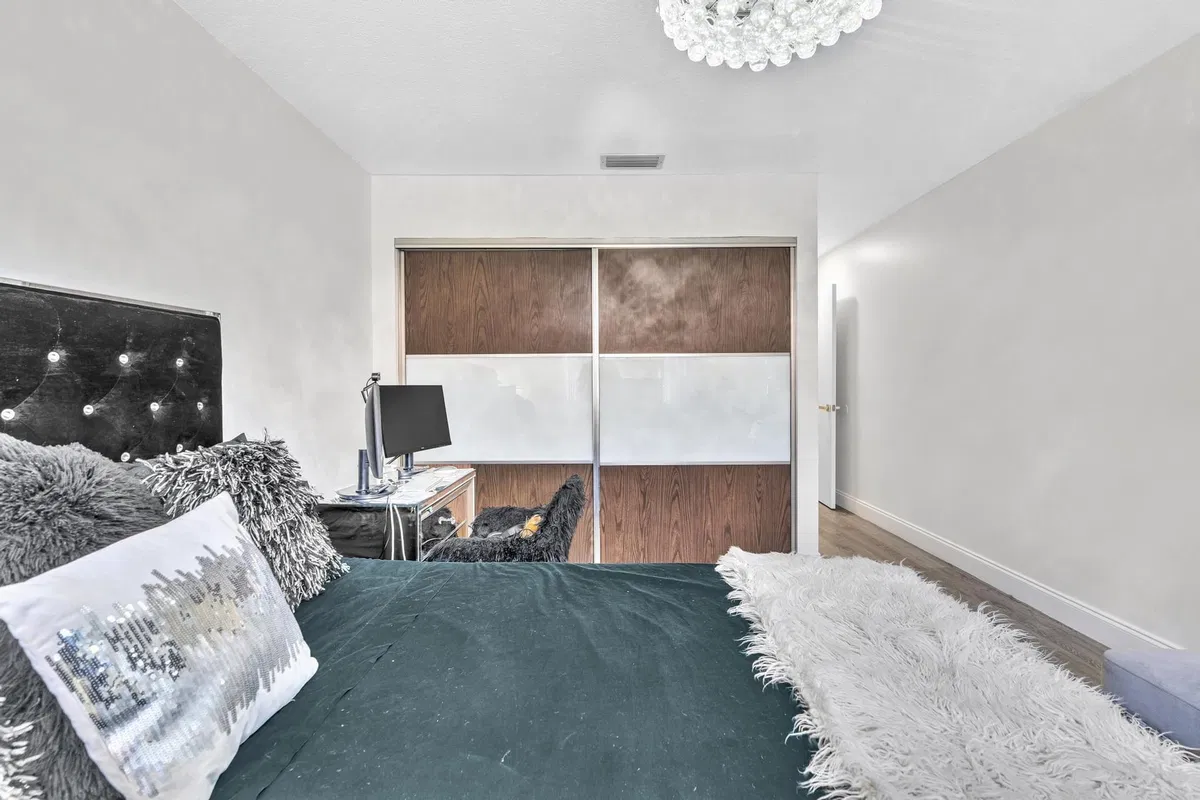 Residence photo 25