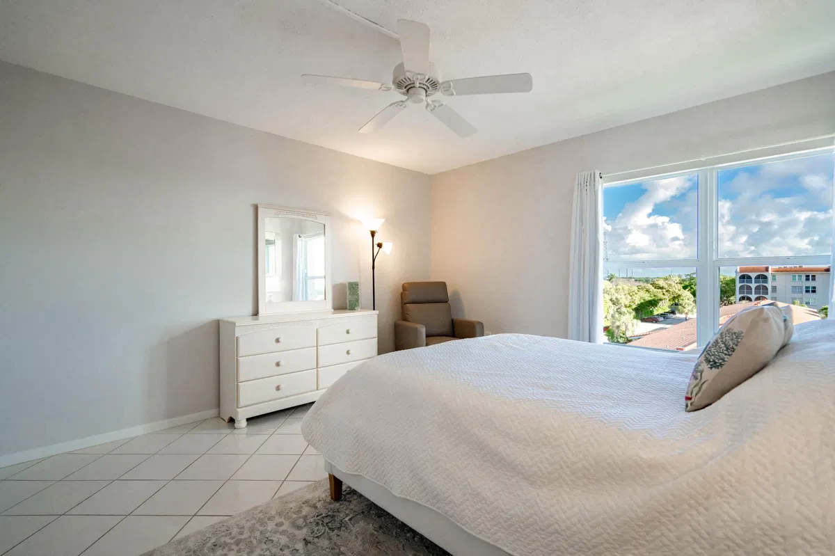 Unit 5260 photo 16