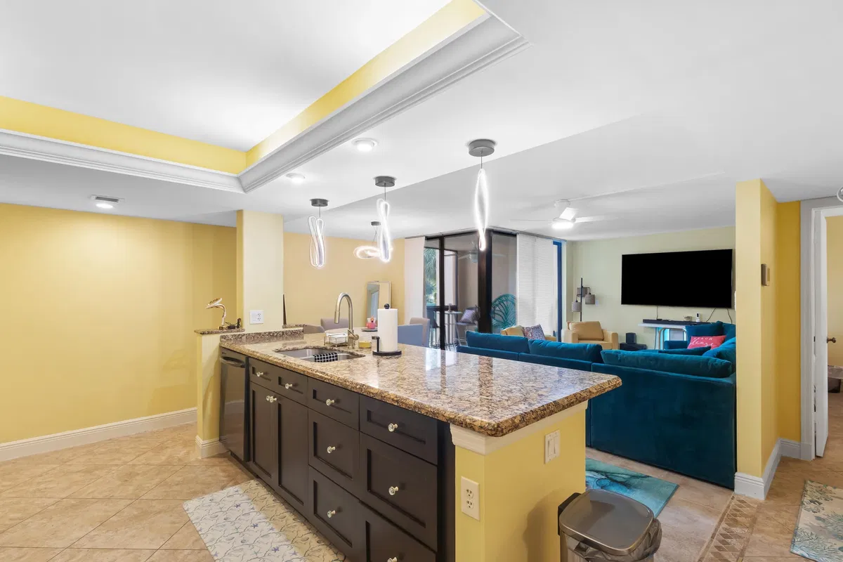 Unit 8208 photo 4