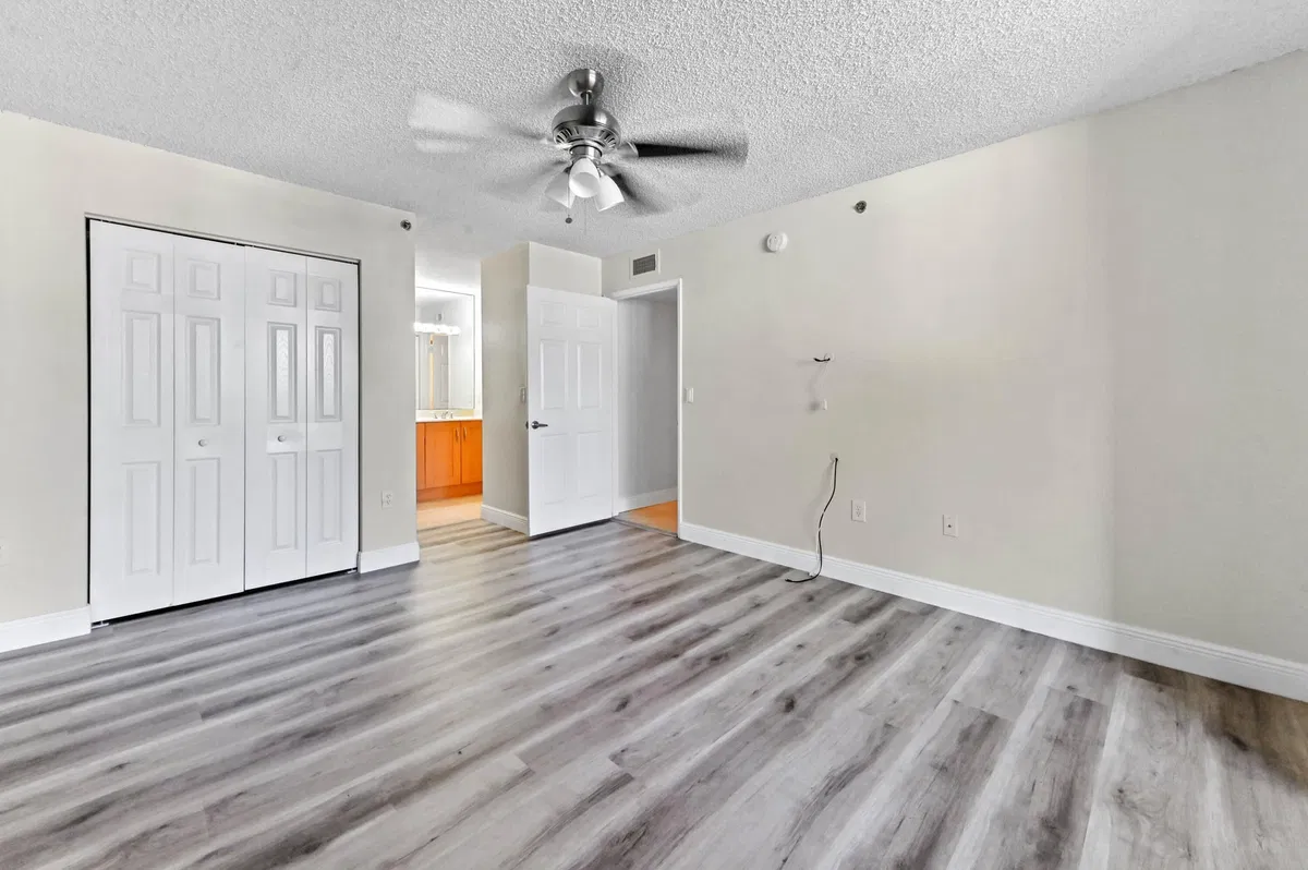 Unit 107 photo 16