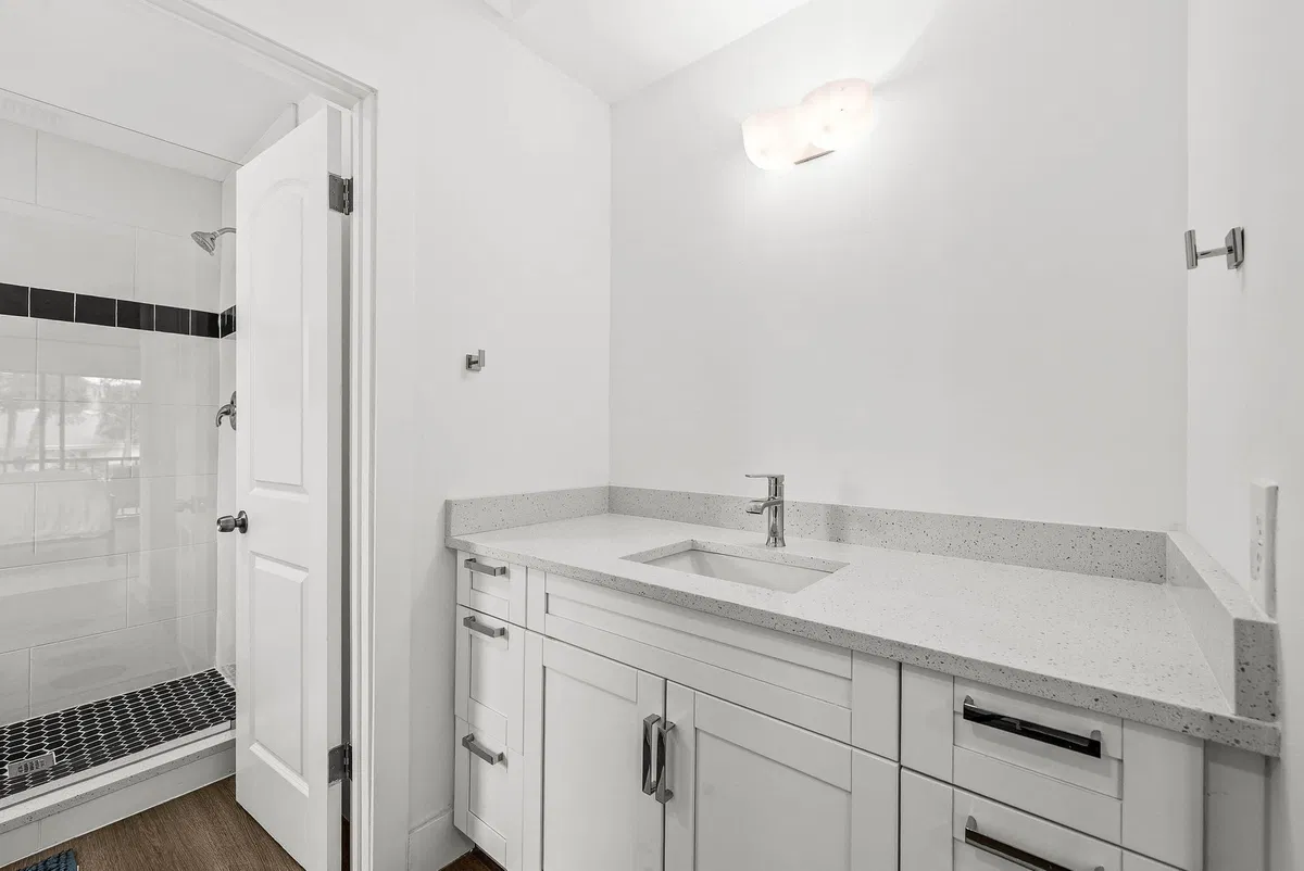 Unit 15 photo 25