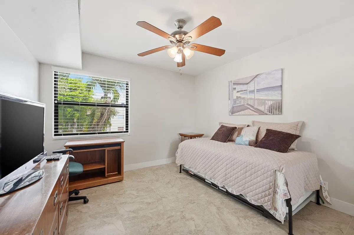 Residence photo 16