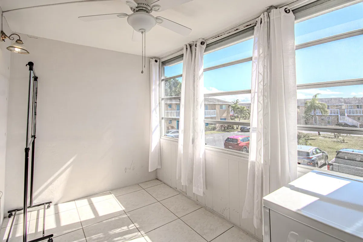 Unit 202 photo 4
