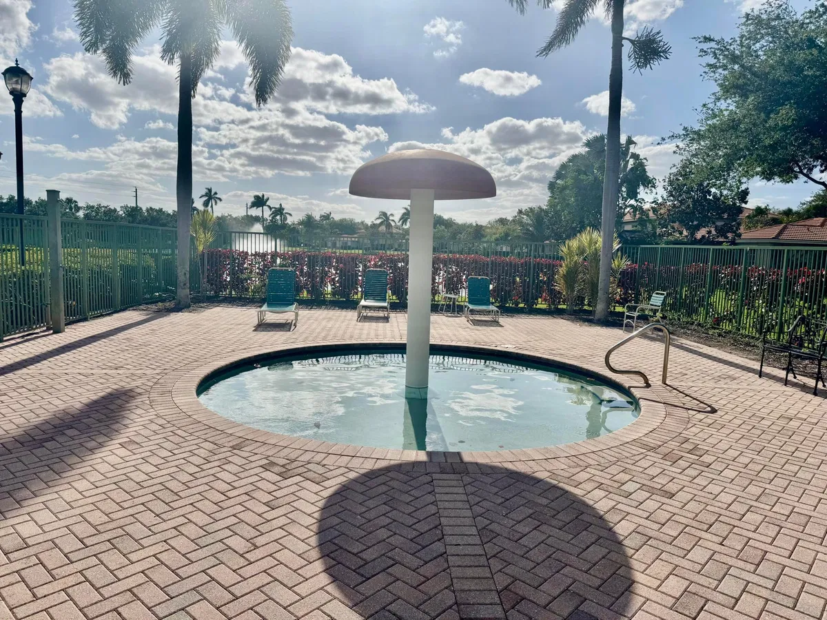 Unit 2103 photo 37
