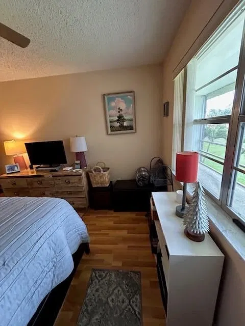 Unit H photo 16