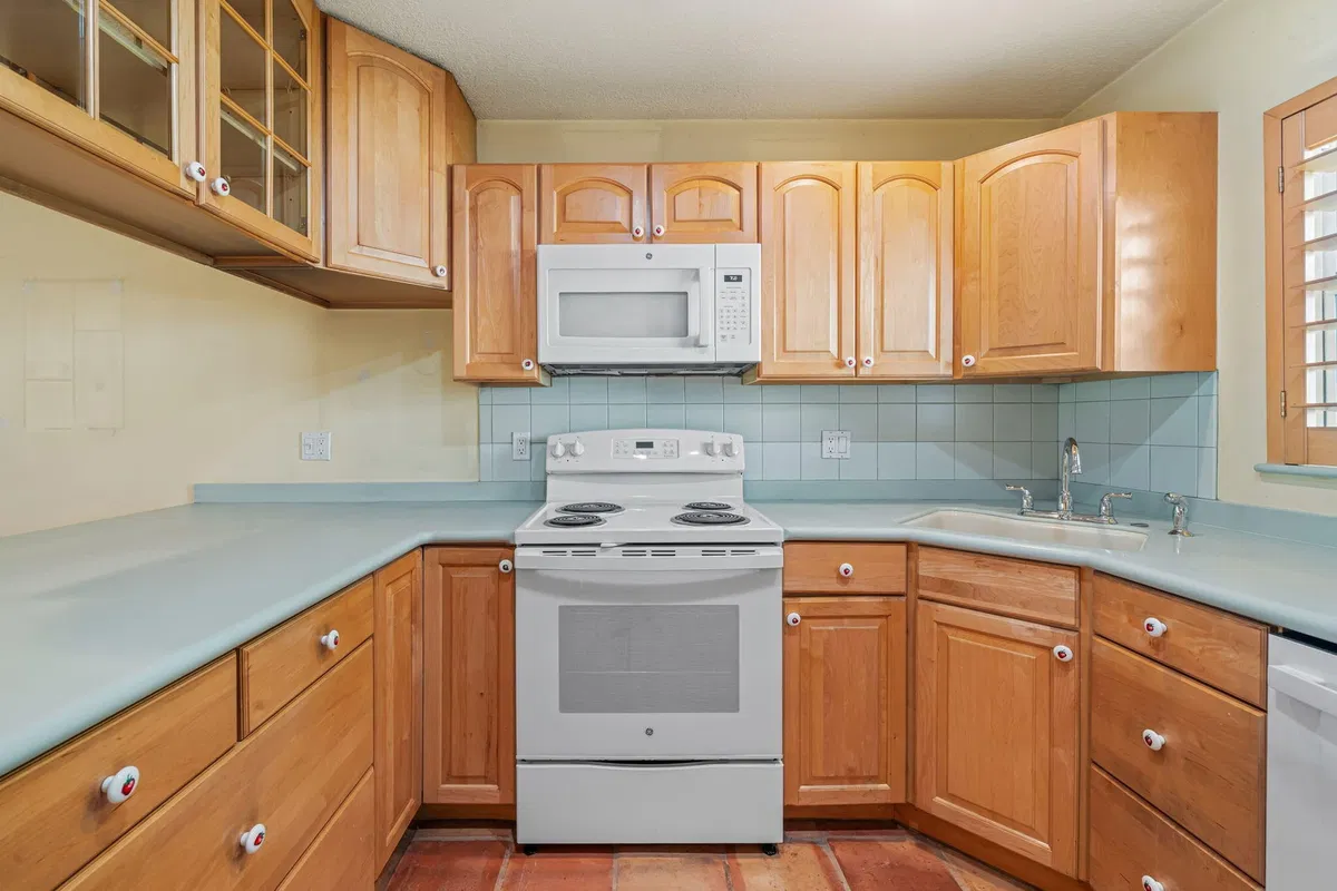 Unit 219 photo 7