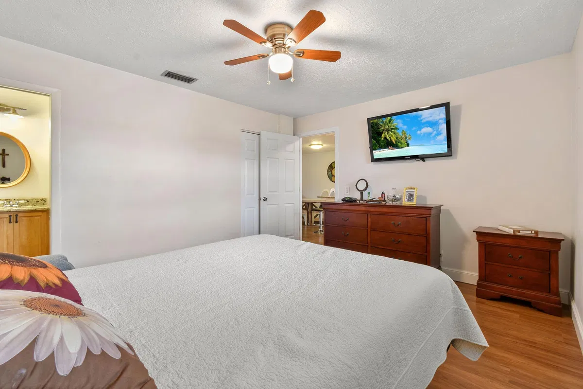 Unit 64 photo 13