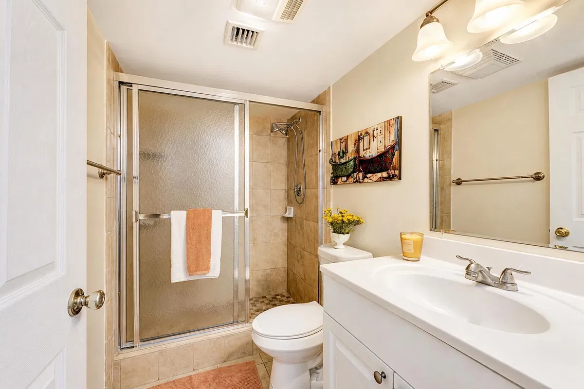 Unit 109 photo 16