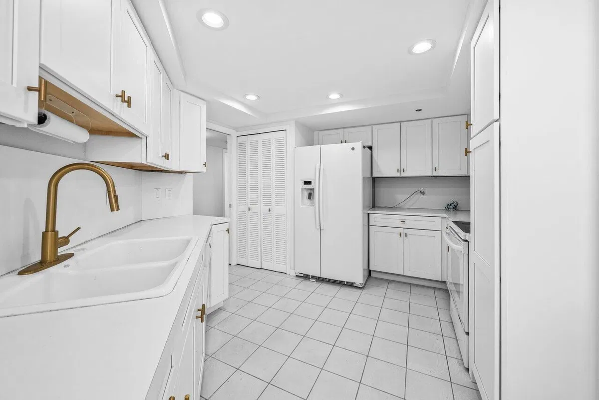 Unit 809 photo 10