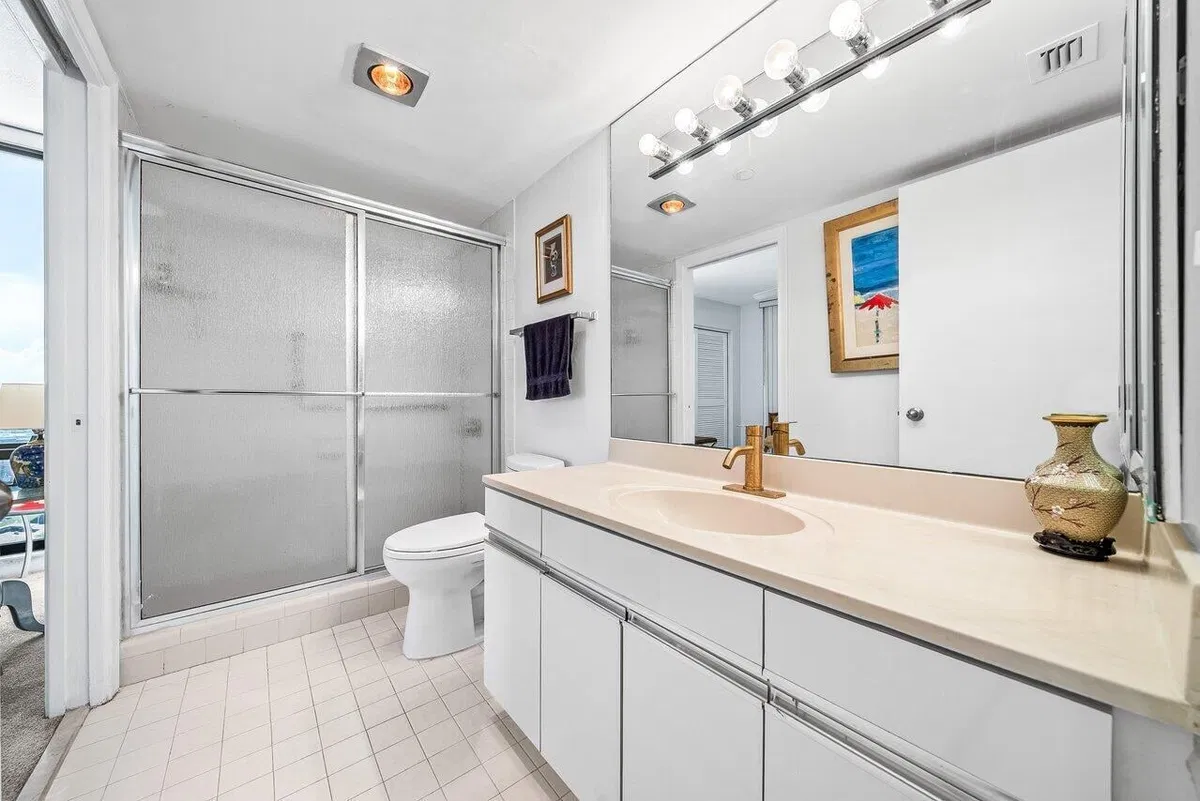 Unit 809 photo 16