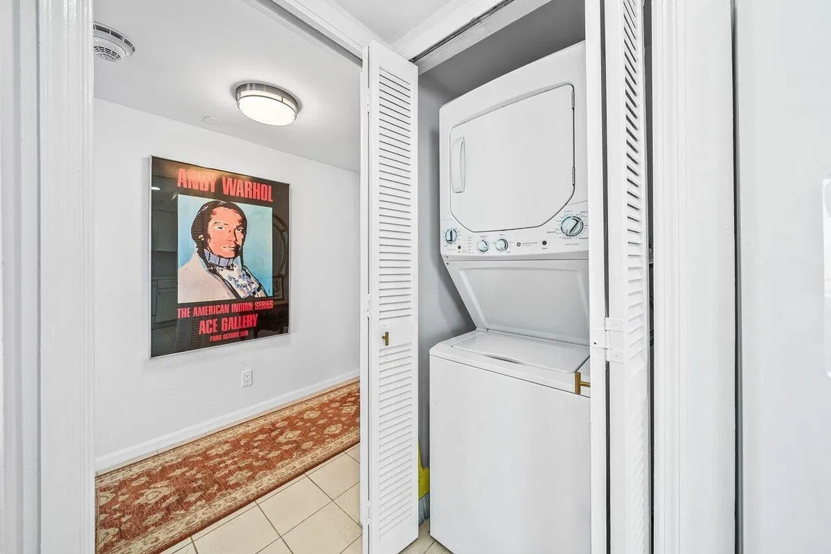 Unit 809 photo 22