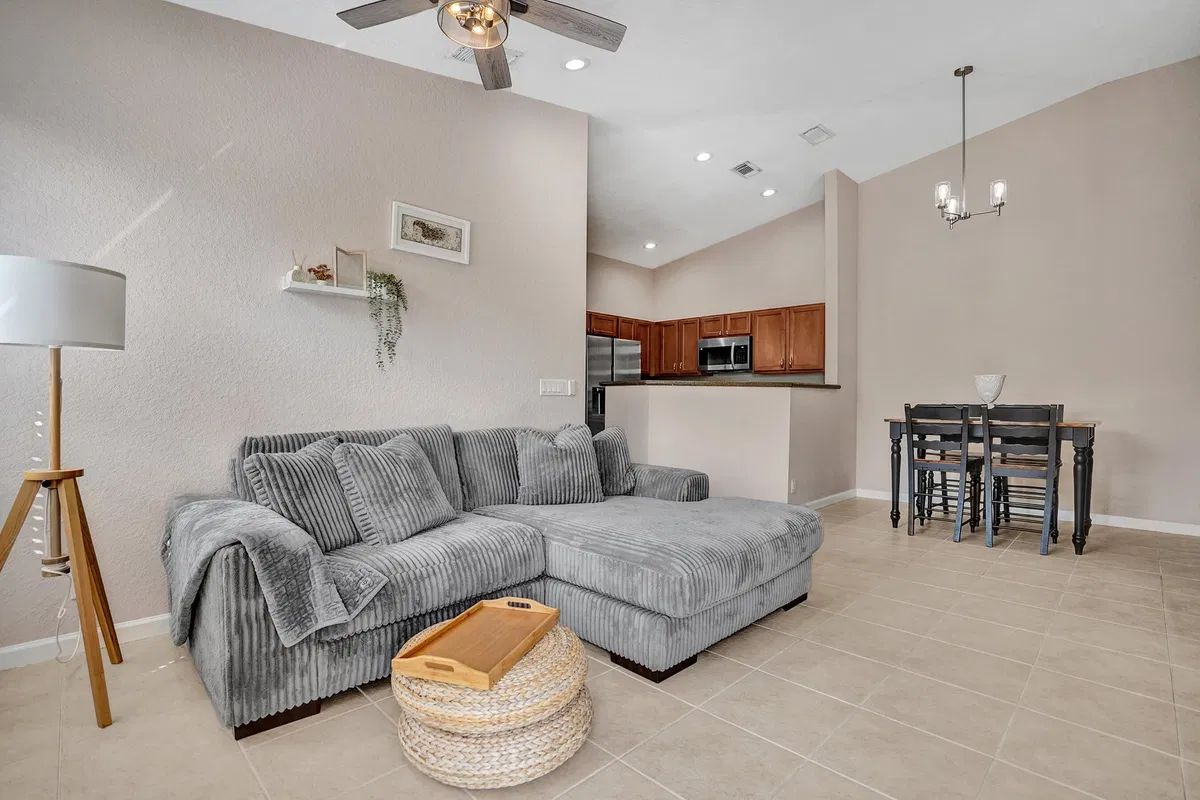 Unit 1825 photo 7