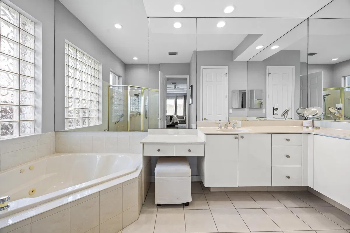 Woodfield Country Club Residence photo 37