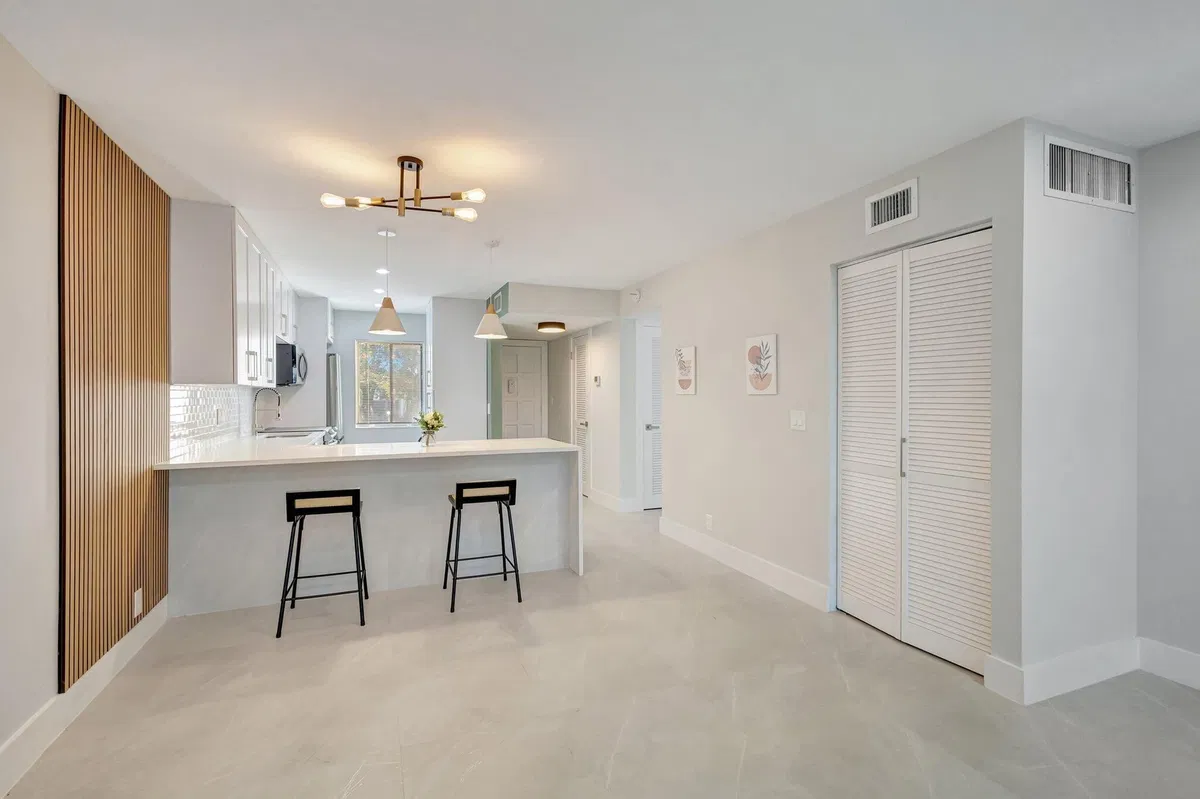 Unit 208 photo 10