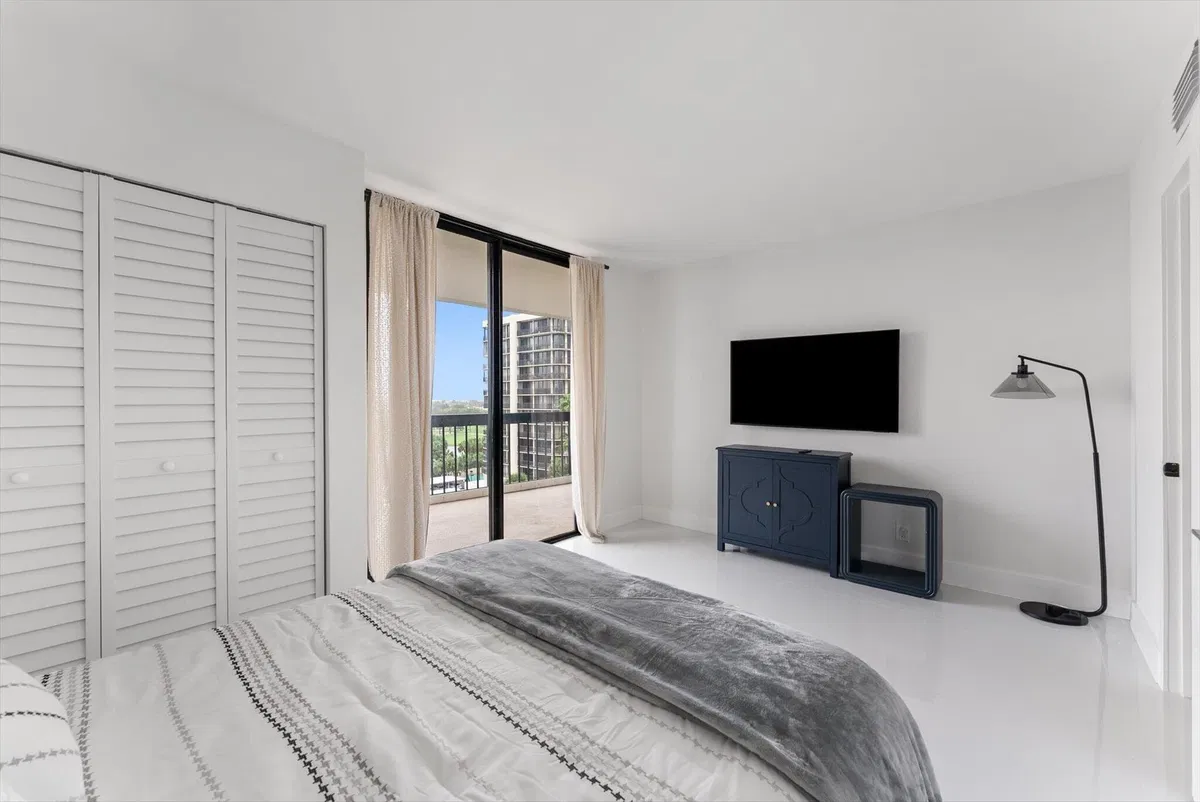Presidential Place Unit 704 photo 16