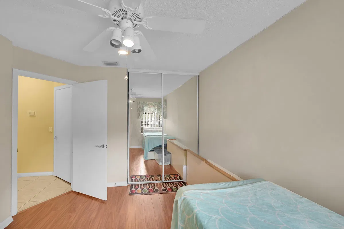 Unit H photo 22