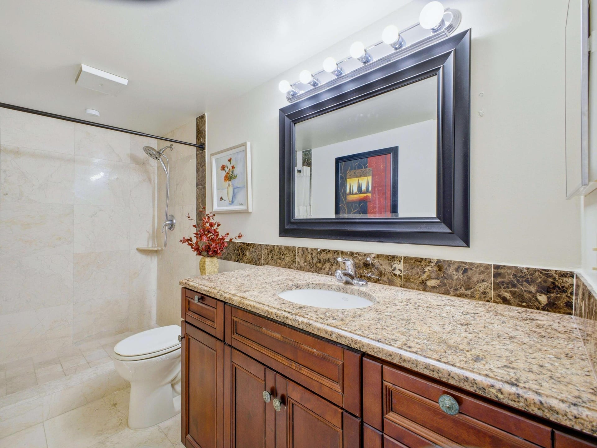 Unit 2040 photo 13