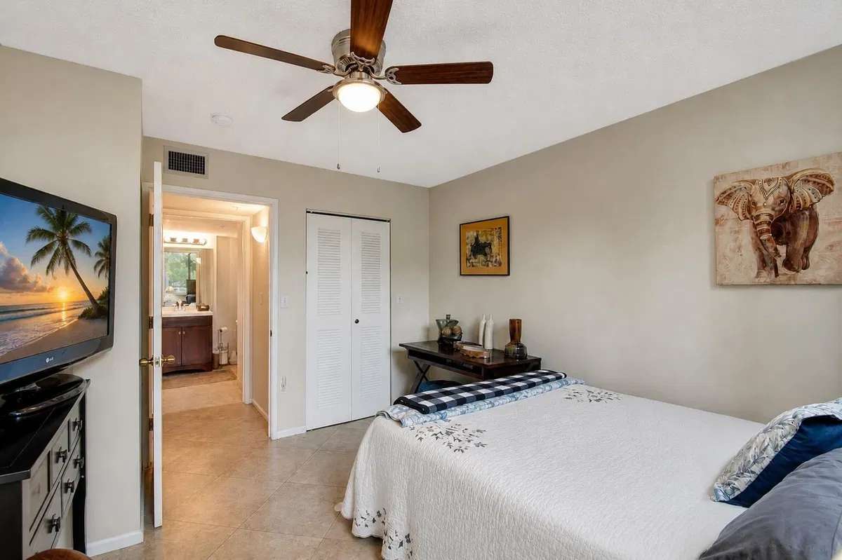 Unit 204 photo 16