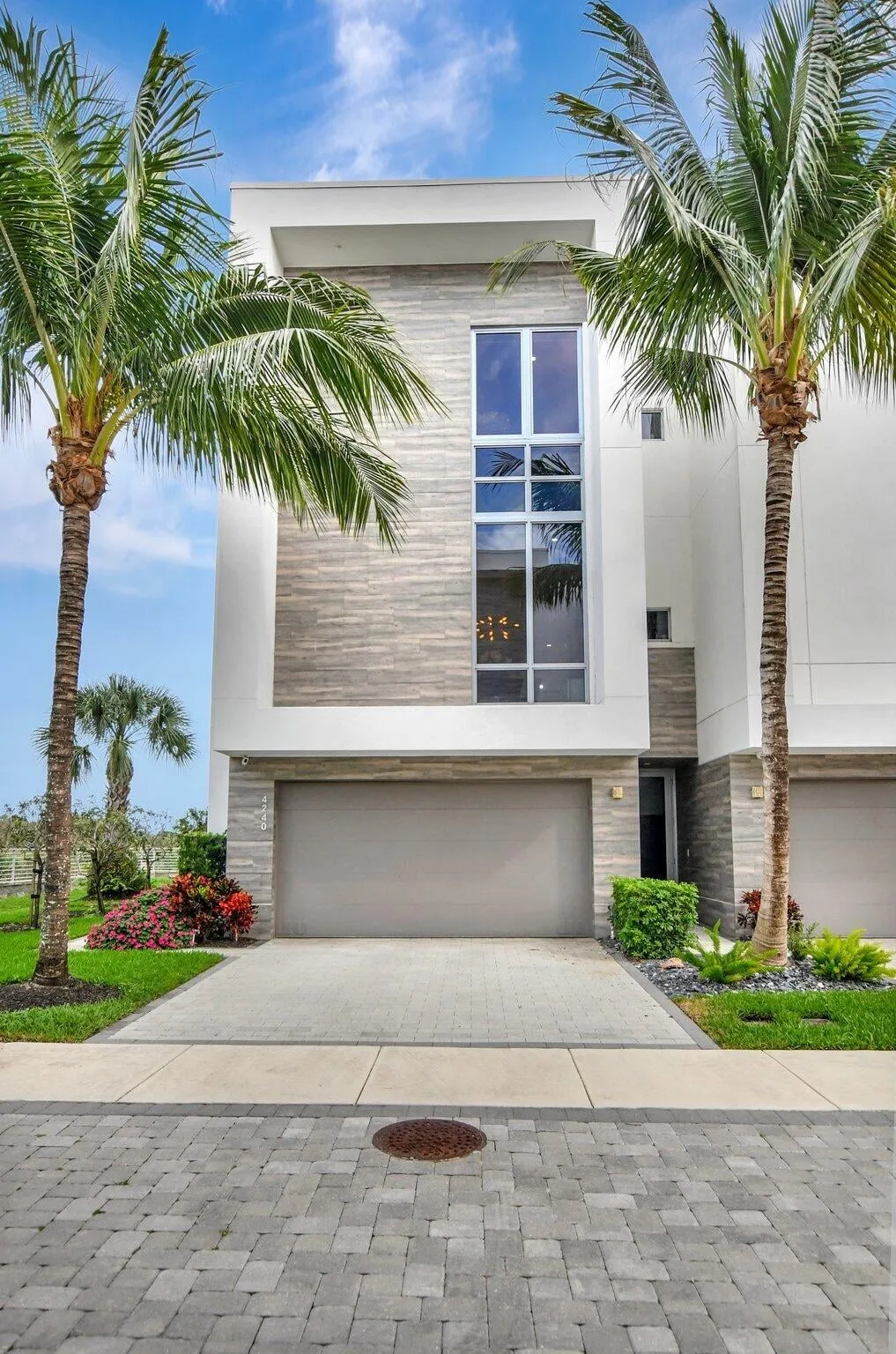 Moderne Boca Residence