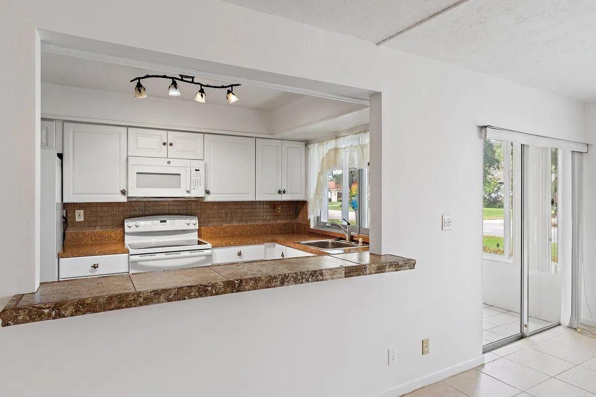 Unit 131 photo 10
