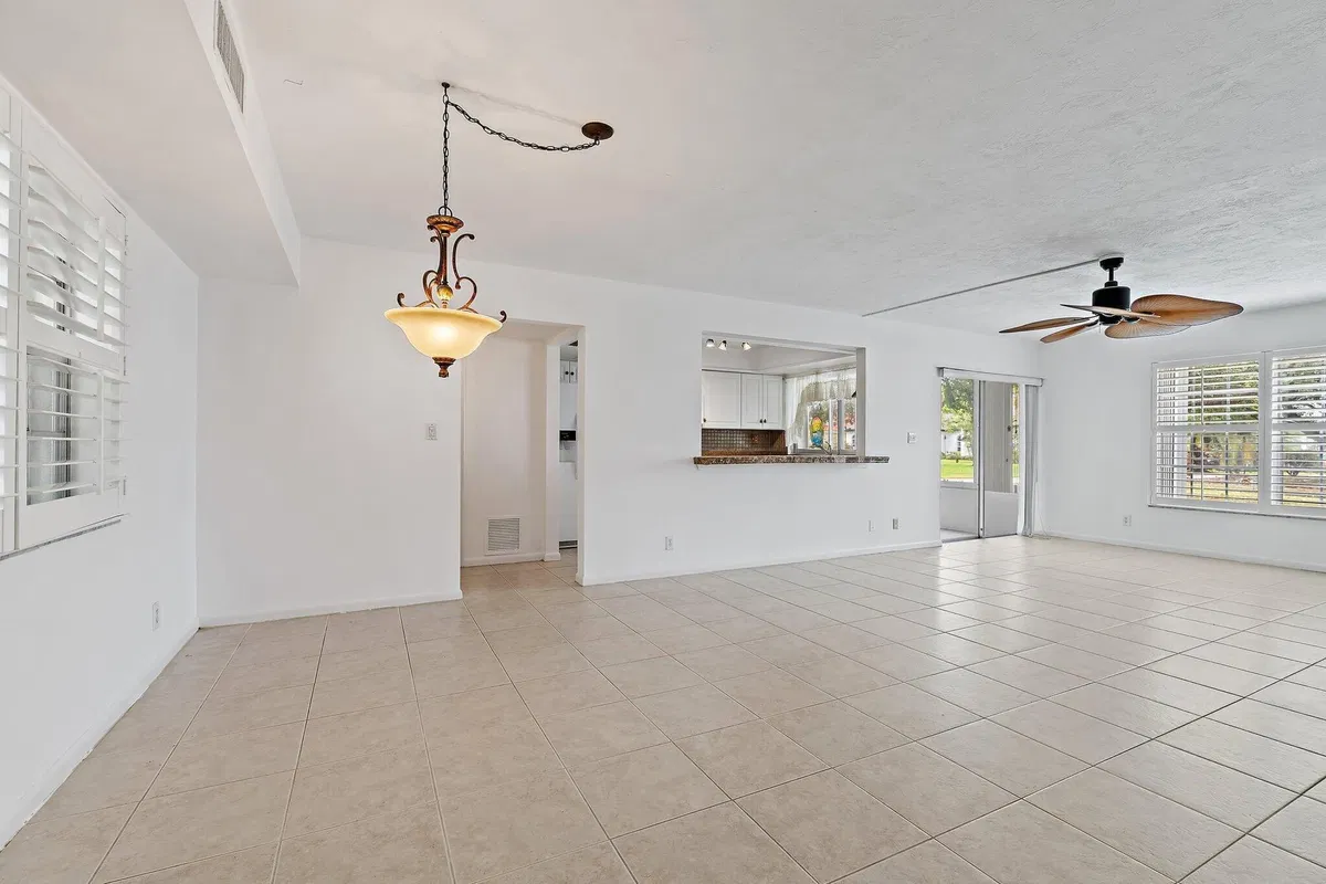 Unit 131 photo 4