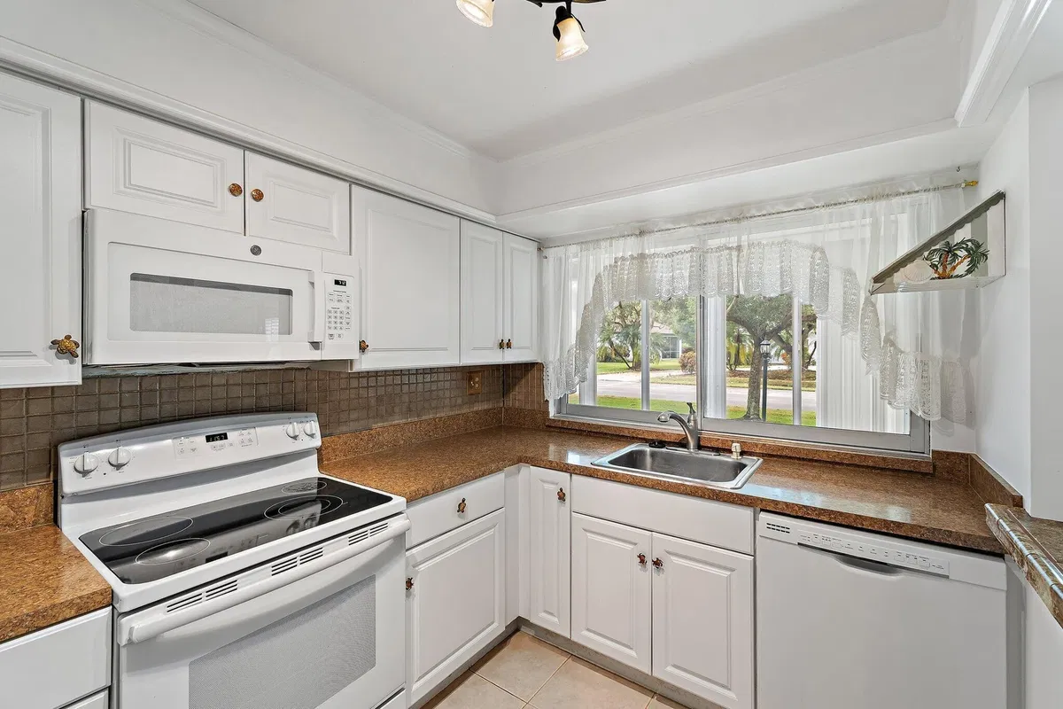 Unit 131 photo 13