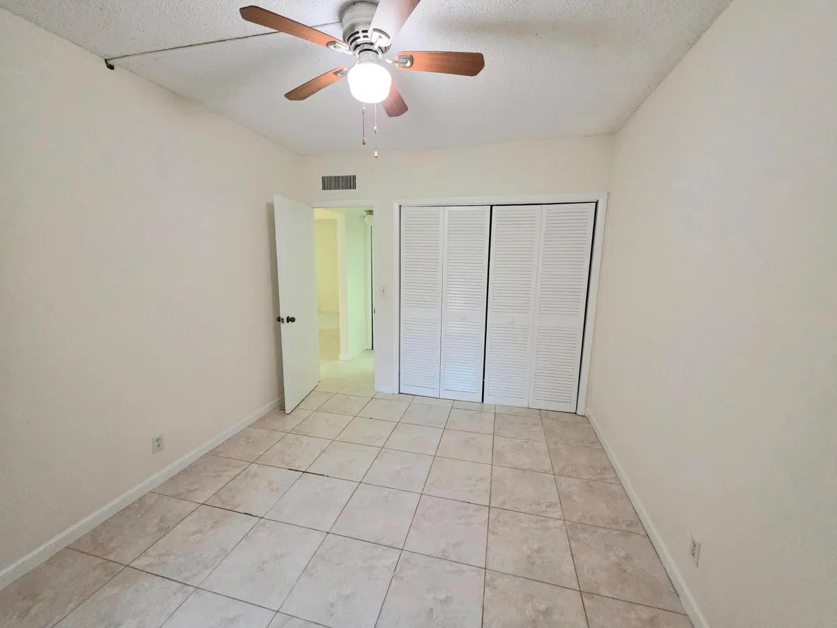 Unit 0270 photo 4