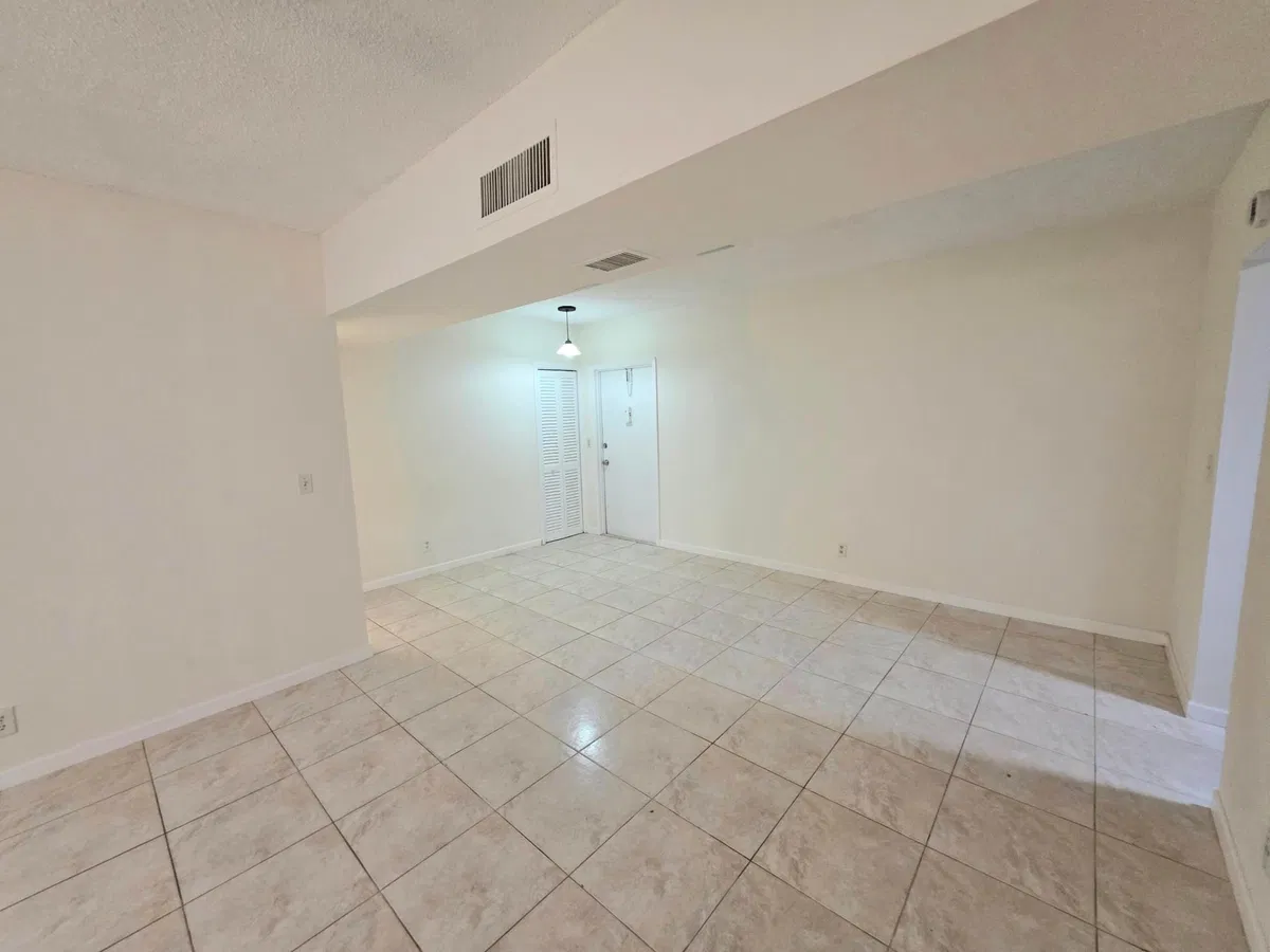 Unit 0270 photo 7