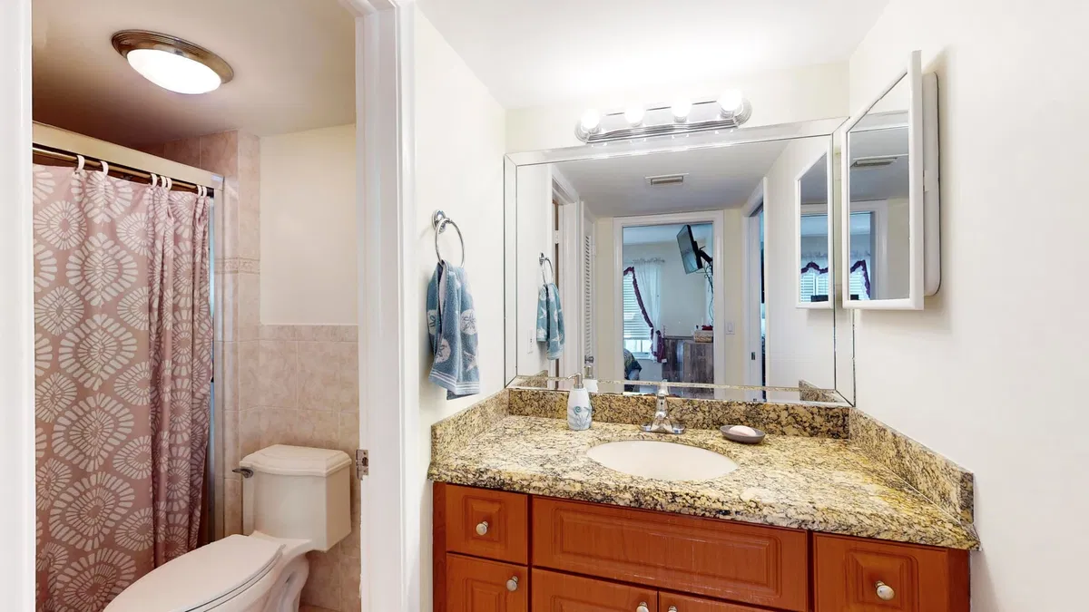 Unit 121 photo 10