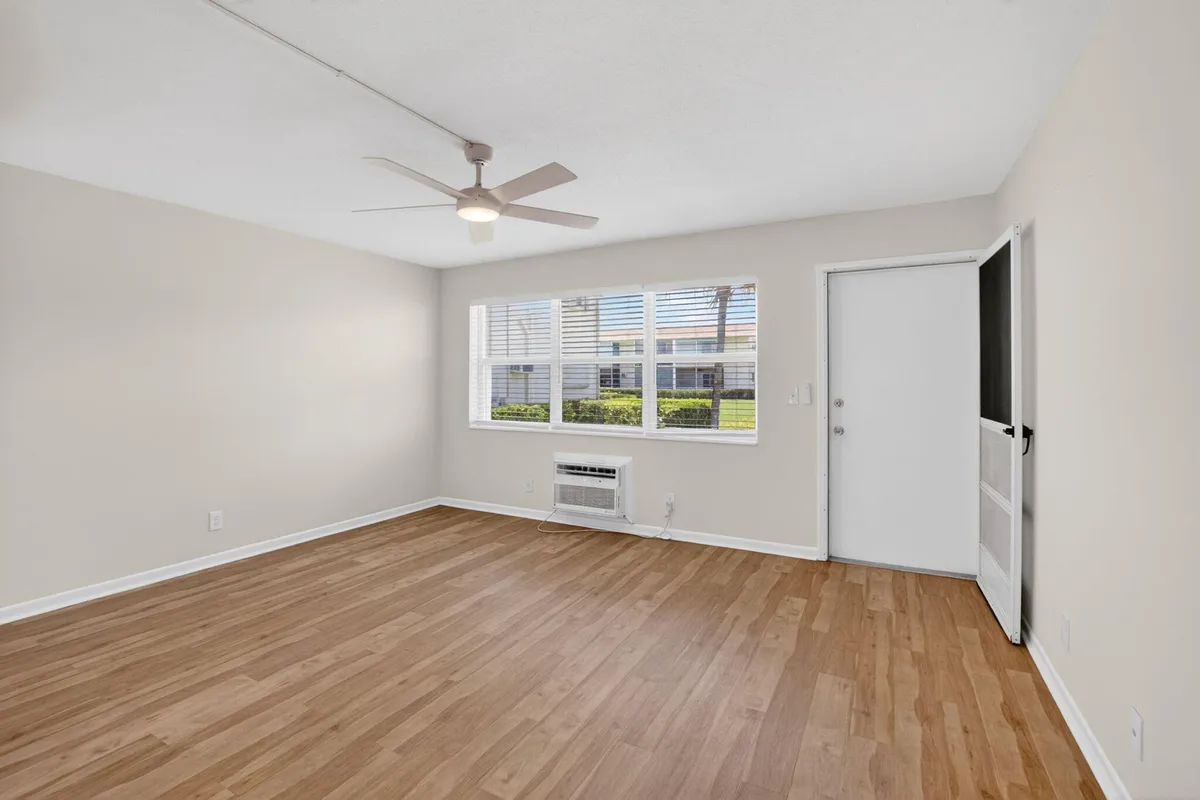 Unit 107 photo 4