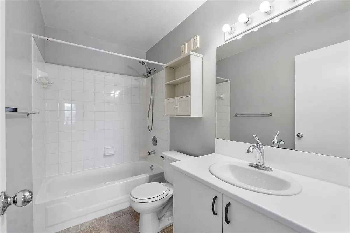Unit 305 photo 10