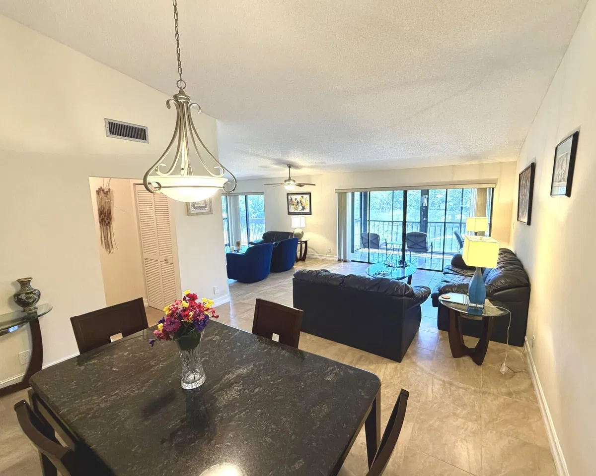 Unit 221 photo 4