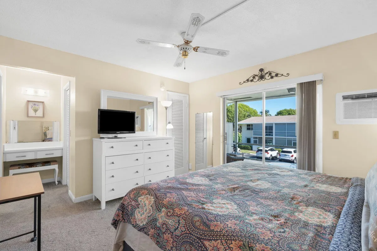 Unit 203 photo 22