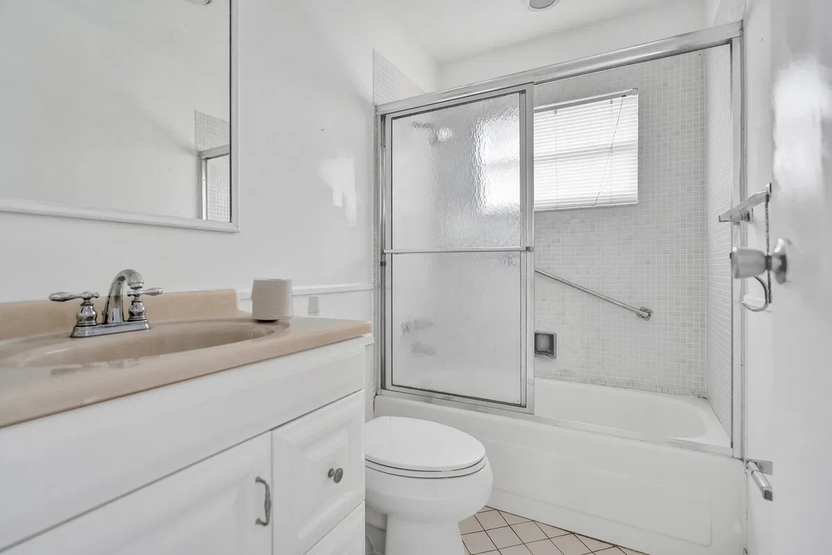 Unit E108 photo 16
