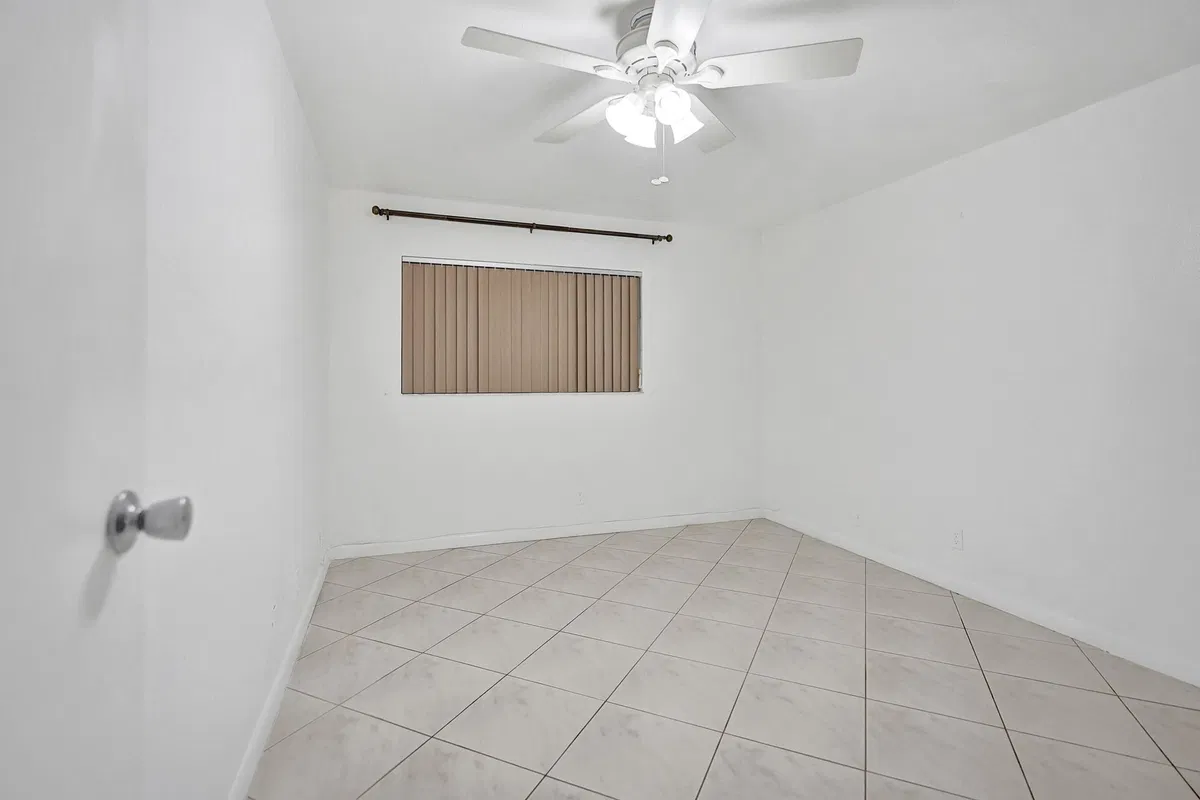 Unit E108 photo 19