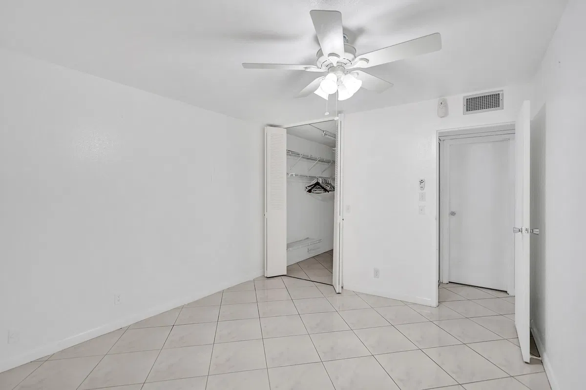 Unit E108 photo 22