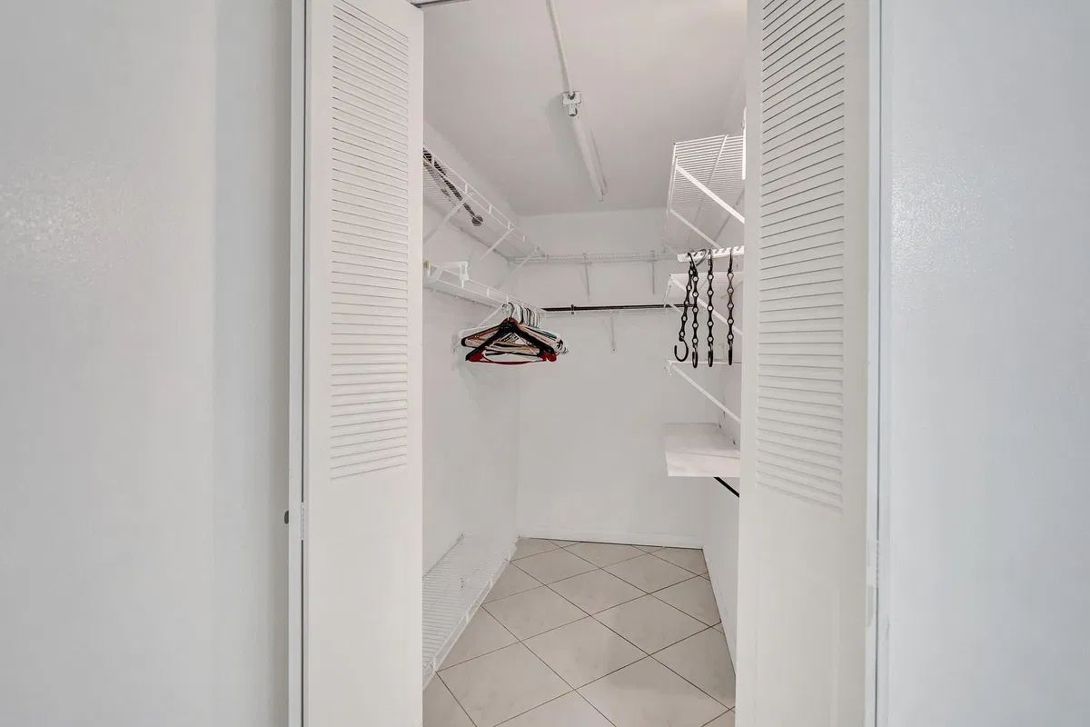 Unit E108 photo 34