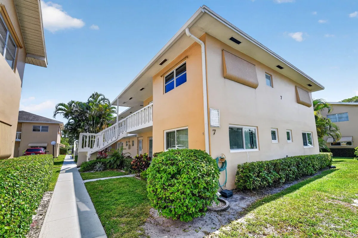 Unit 204 photo 4