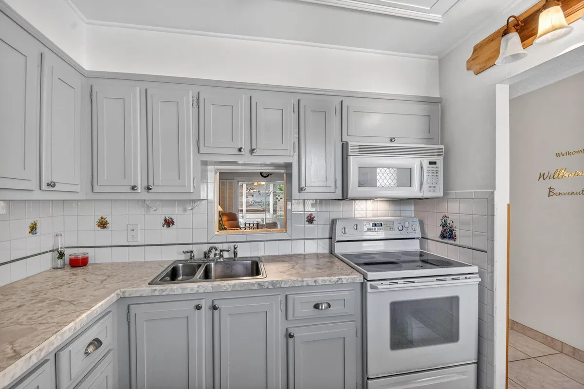 Unit 204 photo 10