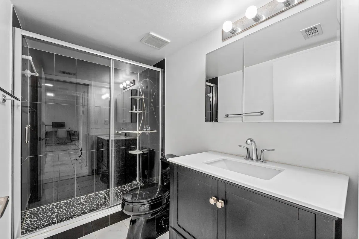 Unit 123 photo 16
