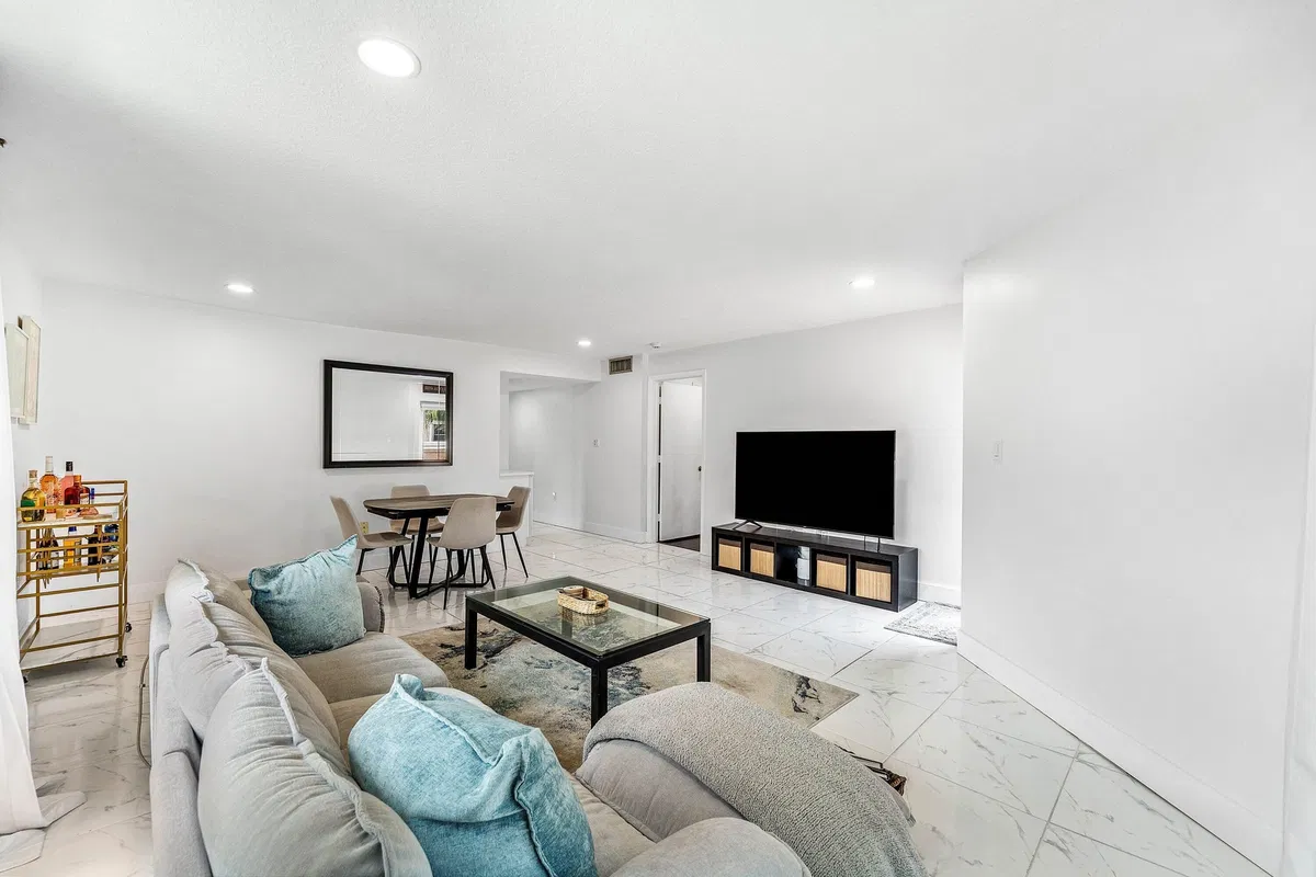 Unit 123 photo 19