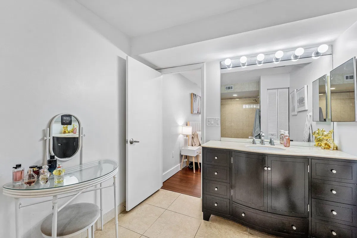 Unit 123 photo 25