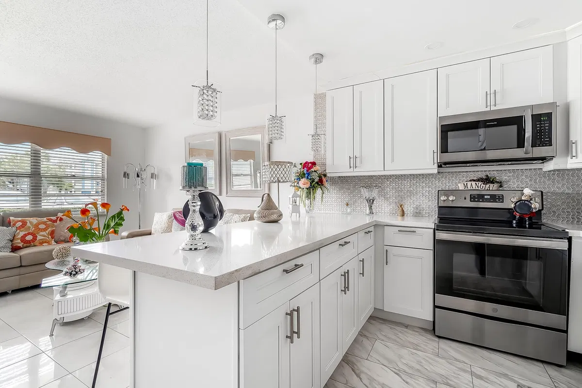 Unit 1012 photo 7