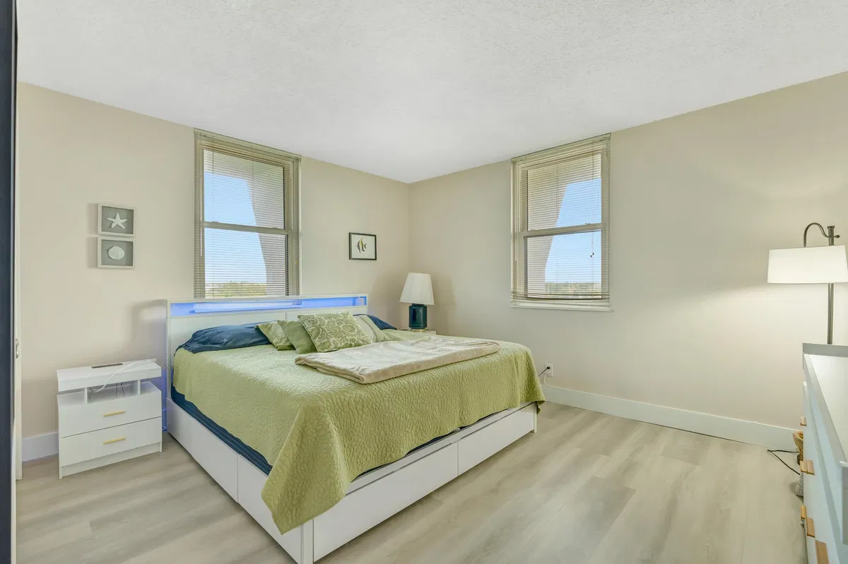  Unit 608b photo 34